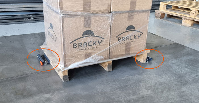 KIT ANTIROTAZIONE PER PALLET CON CARICHI LEGGERI SU BASE LAMIERA CON INDICAZIONI