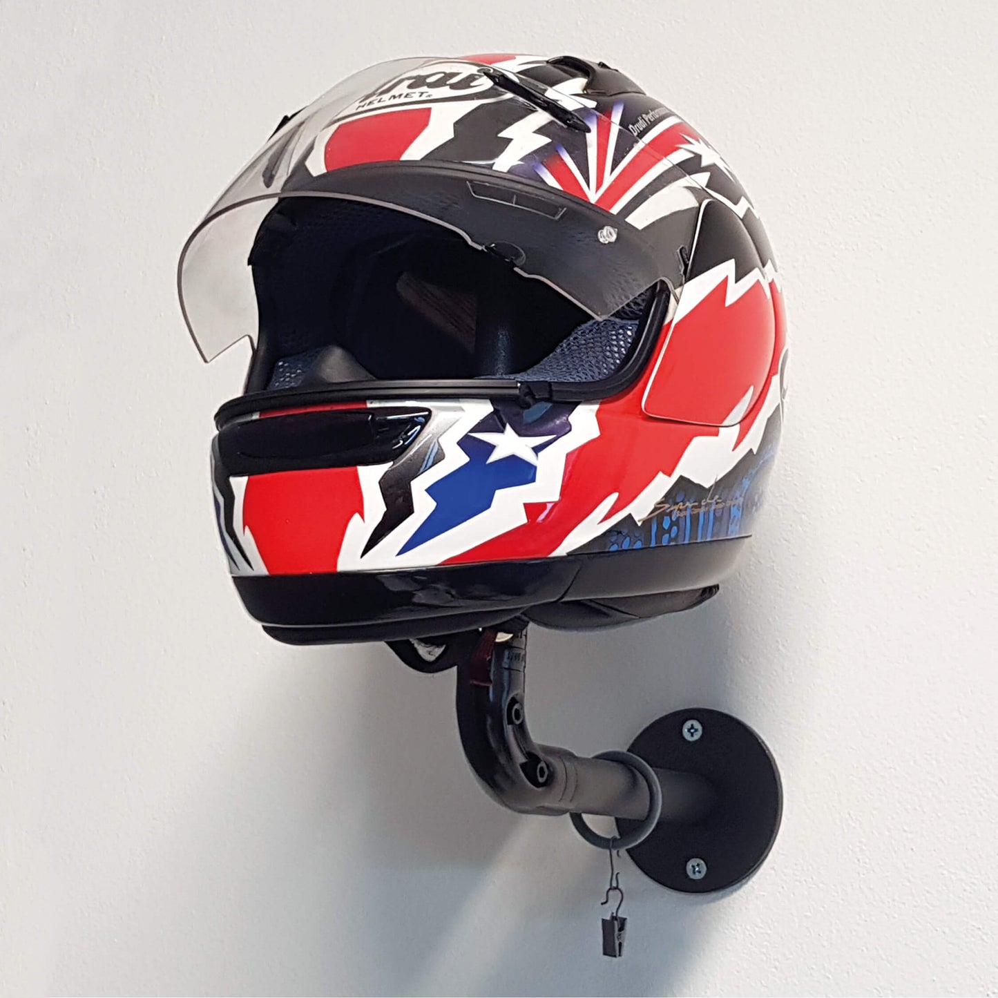 Porta casco Bracky Mono Modular. Design realizzato per interni di case e locali pubblici. Gancio da parete per il casco della moto, utile per non rovinare la mentoniera e, appendendo una gruccia porta abiti, si può alloggiare anche la giacca o la tuta. Robusta struttura in acciaio al carbonio elettro-saldato, verniciata a polvere. Gancio appendi chiavi e kit con tasselli di fissaggio inclusi, fissaggio a muro facile. Colori: Bianco, Giallo, Rosso, Grigio, Nero. Progettato e realizzato in Italia