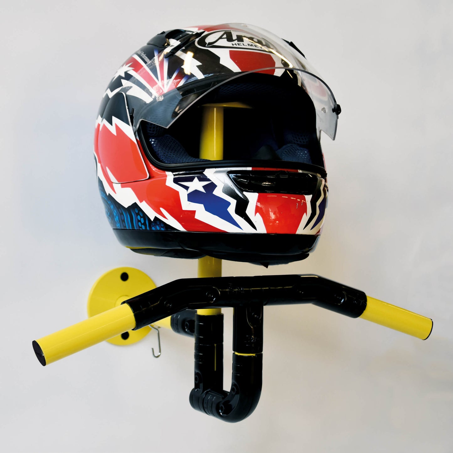 Bracky Modular. Porta casco e giacca da moto, bici o sci. Design da interno, per case e locali pubblici. Robusta struttura in acciaio al carbonio elettro-saldato, verniciata a polvere. Gancio appendi chiavi e kit con tasselli di fissaggio inclusi, fissaggio a muro facile. Colori: Bianco, Giallo, Rosso, Grigio, Nero. Dimensioni: Altezza 397 mm x Larghezza 323 mm x P 486 mm - 3,59 Kg