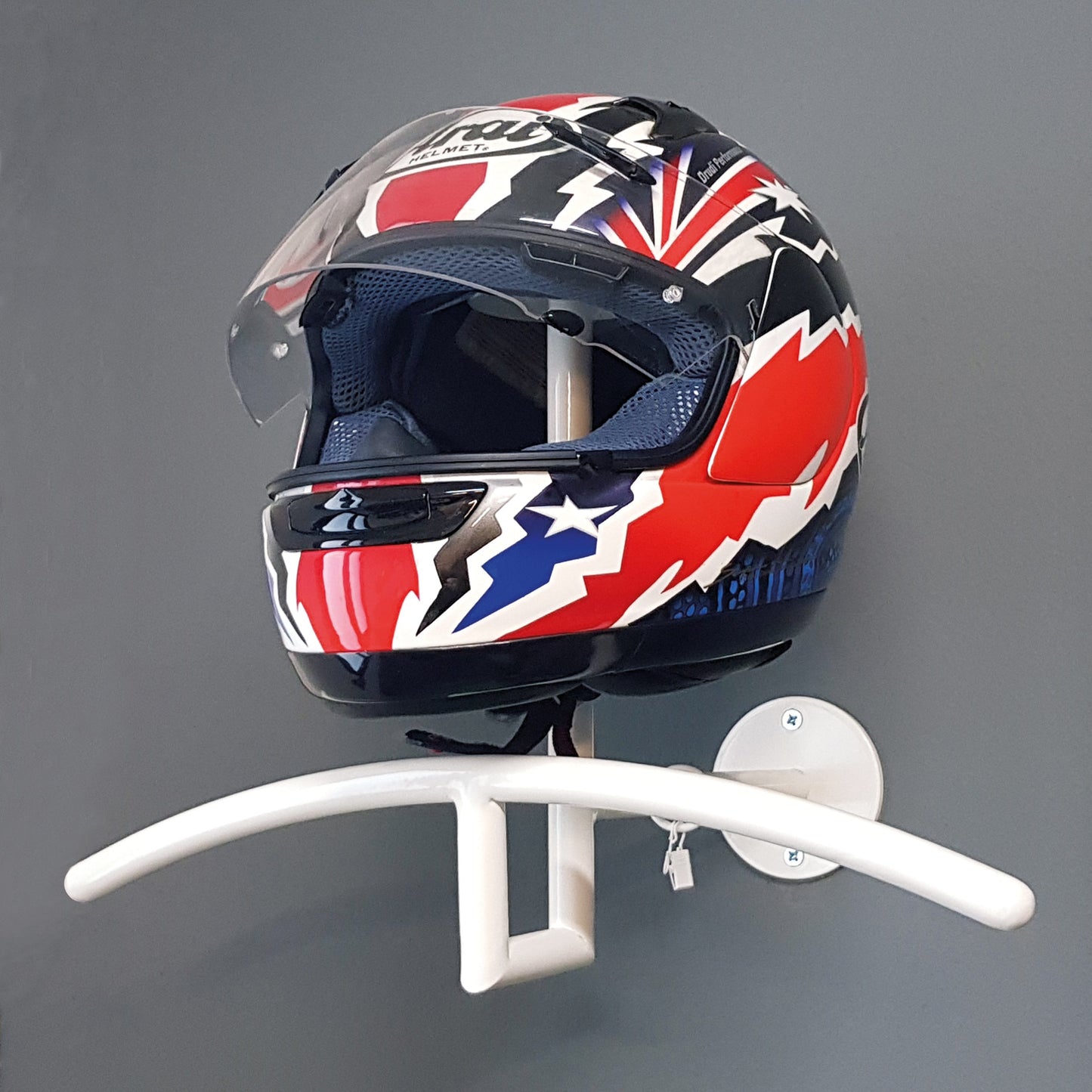 Porta Casco Bracky Monolith: Porta casco e giacca da moto, bici o sci di design per interni, case e locali pubblici. Robusta struttura in acciaio al carbonio elettro-saldato, verniciata a polvere. Colori: Bianco, Giallo, Rosso, Grigio, Nero. Altezza 320mm x Larghezza 90mm. Progettato e realizzato in Italia