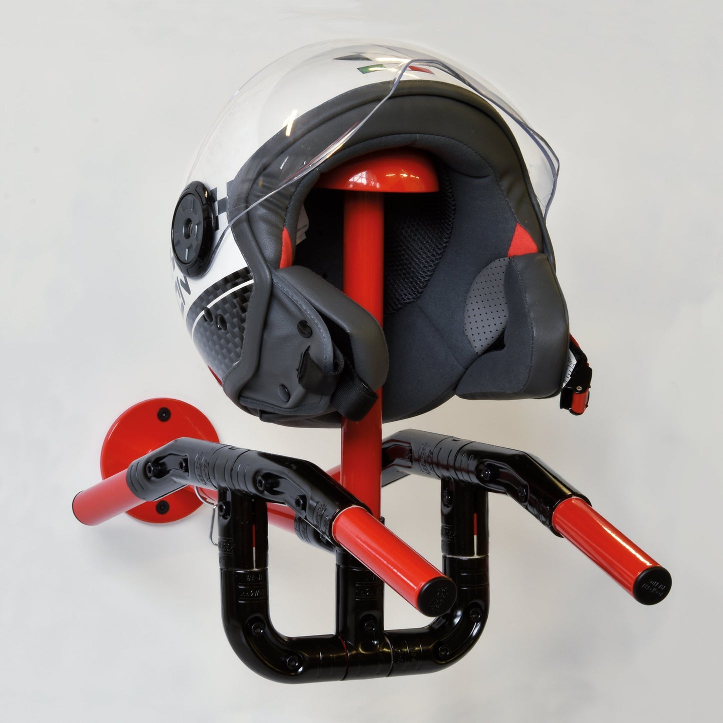 Bracky Double Modular. Supporto per casco e doppia giacca/tuta da moto, bici o sci. Design realizzato per l'interno di case e locali pubblici. Robusta struttura in acciaio al carbonio elettro-saldato, verniciata a polvere. In dotazione, Gancio appendi chiavi e kit con tasselli di fissaggio inclusi, fissaggio a muro facile. Disponibile nei seguenti colori: Nero, Bianco, Rosso, Giallo, Grigio.Dimensioni: H 397 mm x L 555 mm x P 196 mm - 5,15 Kg. Progettato e realizzato interamente in Italia