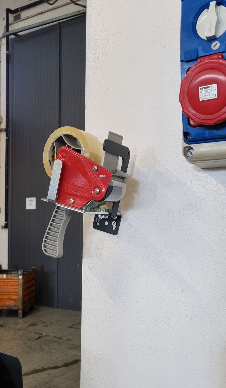 Supporto da parete per dispenser nastro adesivo TENDY 1.0 by Bracky con tendinastro in officina