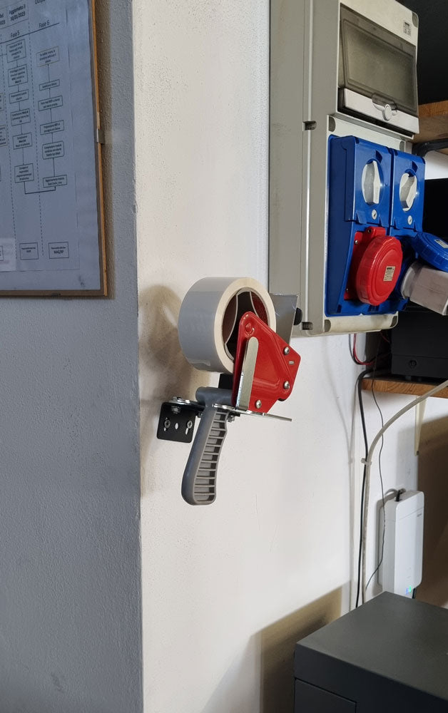 Supporto da parete per dispenser nastro adesivo TENDY 1.0 by Bracky con tendinastro montato a parete con dispenser su sede