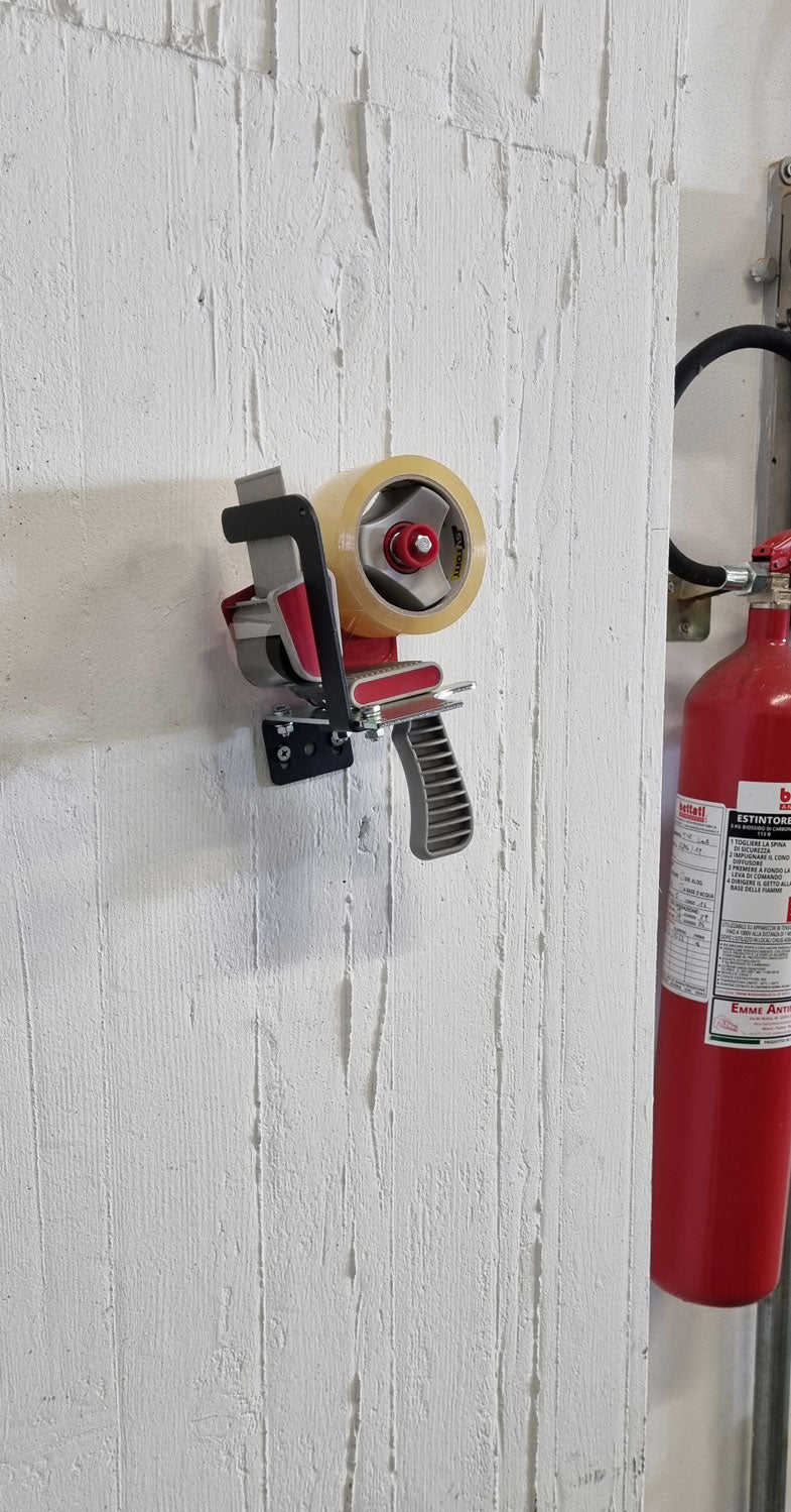 Supporto da parete per dispenser nastro adesivo TENDY 1.0 by Bracky con tendinastro montato vista frontale