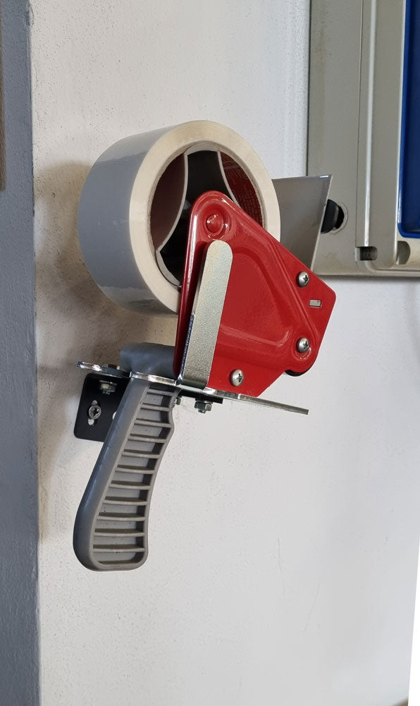 Supporto da parete per dispenser nastro adesivo TENDY 1.0 by Bracky con tendinastro montato a muro