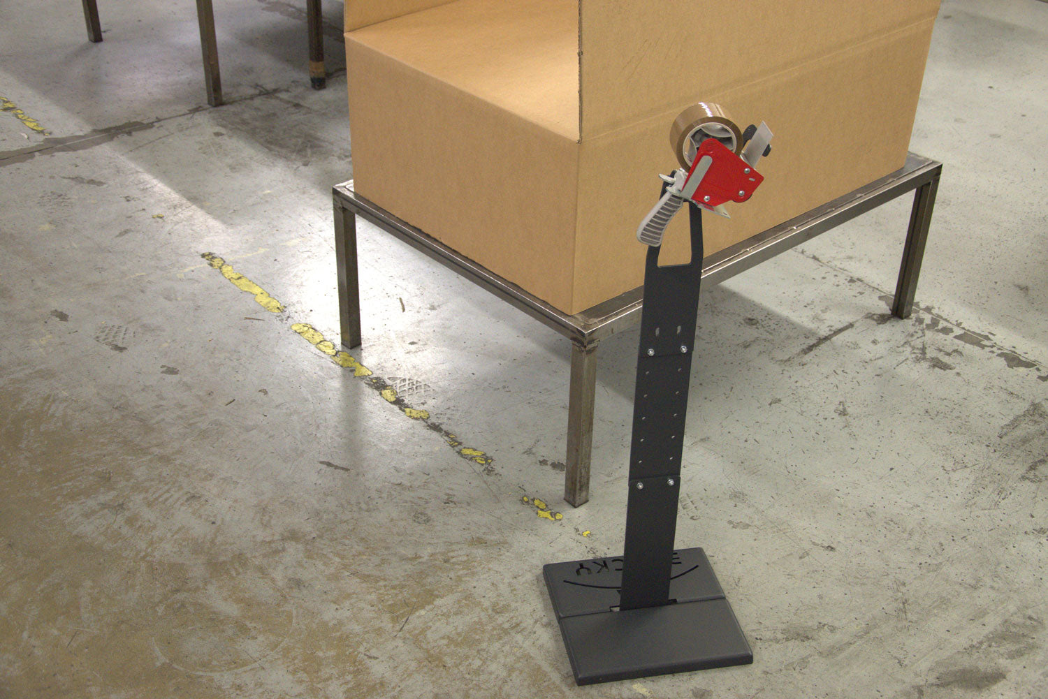 Supporto da pavimento per dispenser nastro adesivo TENDY 3.0 by Bracky con tendinastro in officina