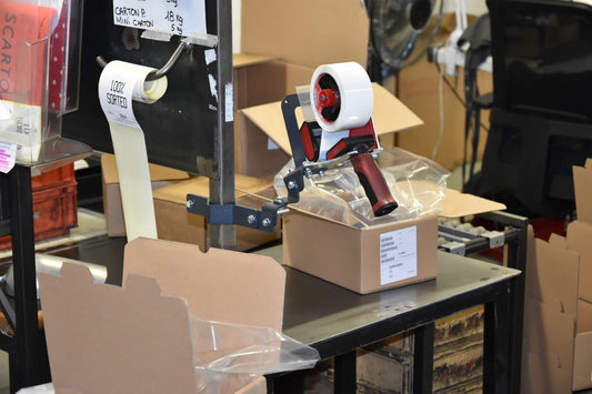 TENDY 4.0 Supporto per tubolari del dispenser nastro adesivo by Bracky con tendinastro in officina