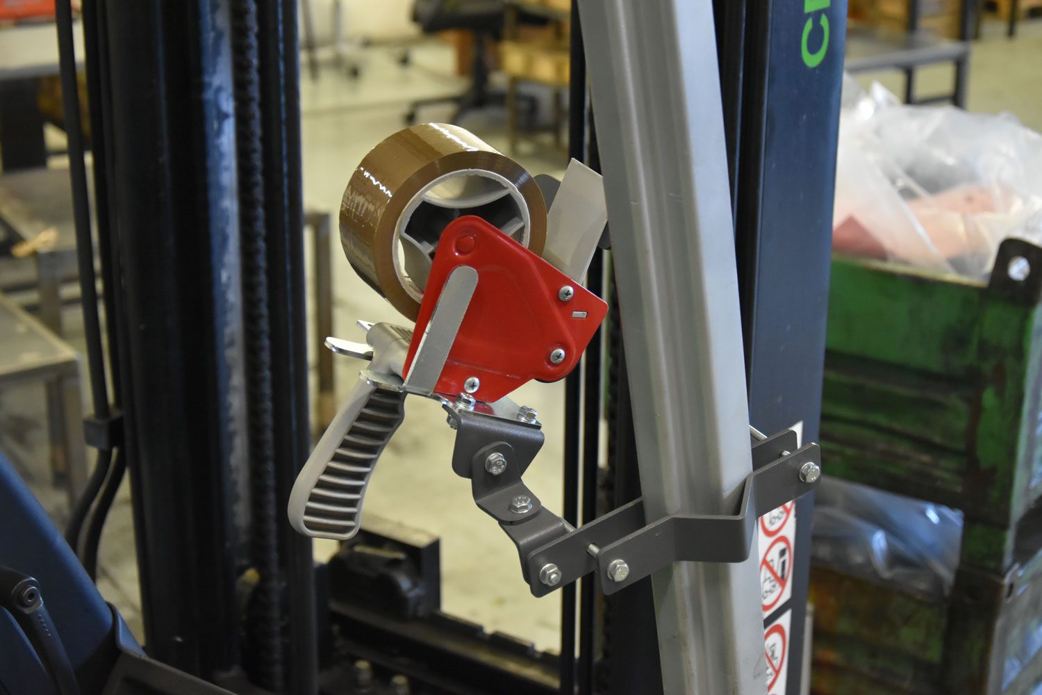 TENDY 4.0 Supporto per tubolari del dispenser nastro adesivo by Bracky con tendinastro su carrello elevatore dettaglio