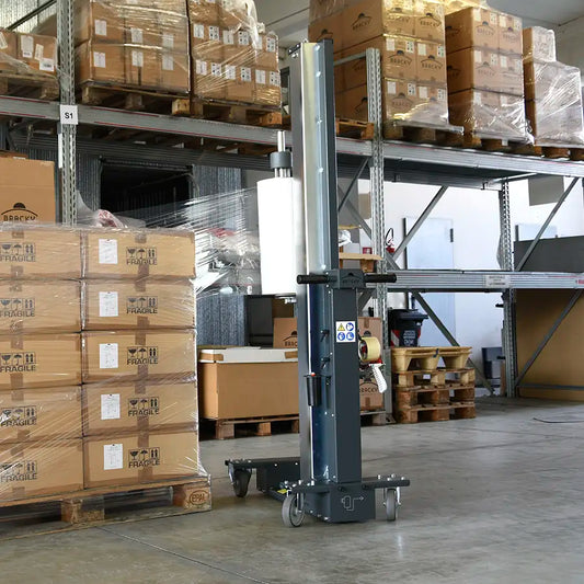 Fasciapallet semiautomatico Fimy 3.0 marca Bracky durante l'operazione di fasciatura di un bancale