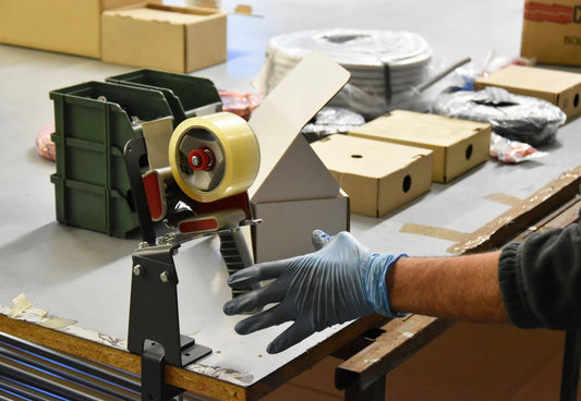 SUPPORTO DA BANCO PER DISPENSER NASTRO ADESIVO TENDY 2.0 montato su banco di lavoro