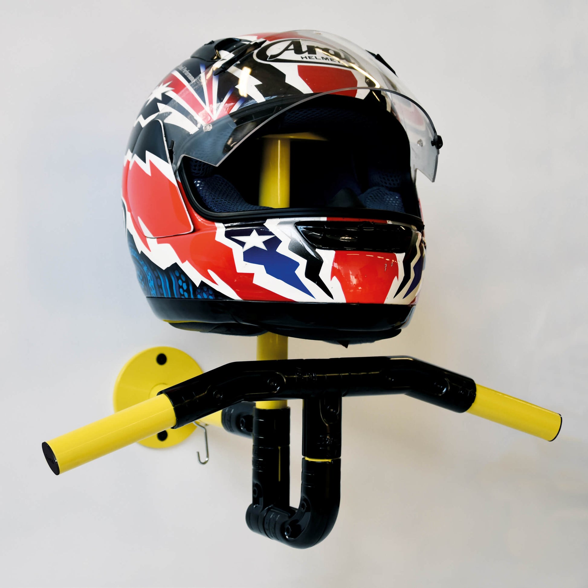 Bracky Modular. Porta casco e giacca da moto, bici o sci. Design da interno, per case e locali pubblici. Robusta struttura in acciaio al carbonio elettro-saldato, verniciata a polvere.  Gancio appendi chiavi e kit con tasselli di fissaggio inclusi, fissaggio a muro facile. Colori: Bianco, Giallo, Rosso, Grigio, Nero. Dimensioni: Altezza 397 mm x Larghezza 323 mm x P 486 mm - 3,59 Kg